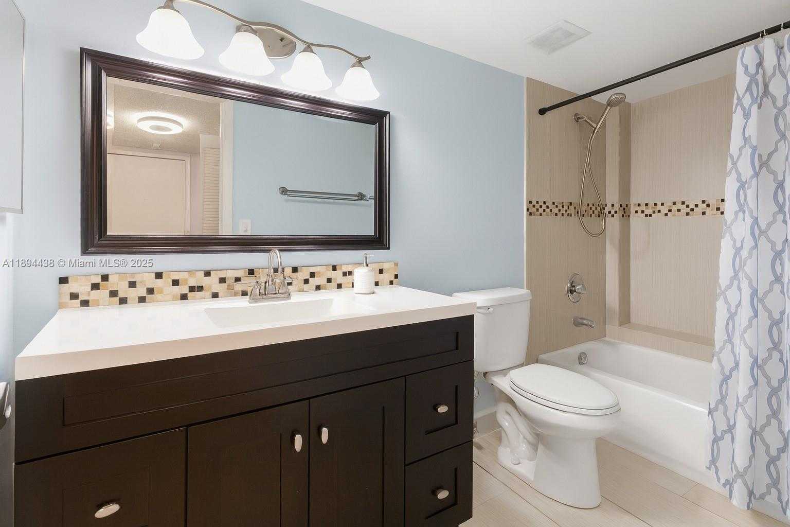 Small Image of 8225 LAKE DR #304, Doral Number 13