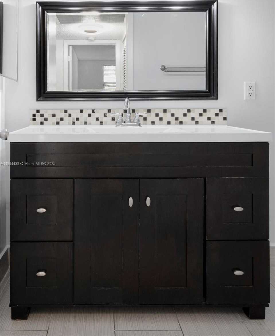 Small Image of 8225 LAKE DR #304, Doral Number 14