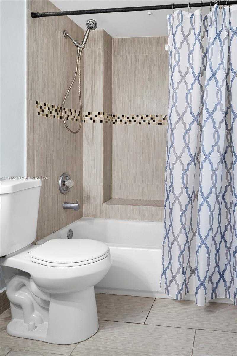 Small Image of 8225 LAKE DR #304, Doral Number 15