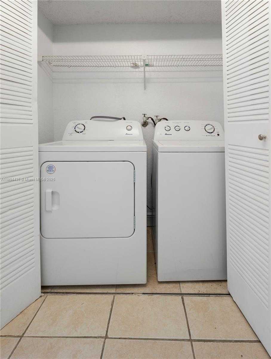 Small Image of 8225 LAKE DR #304, Doral Number 16