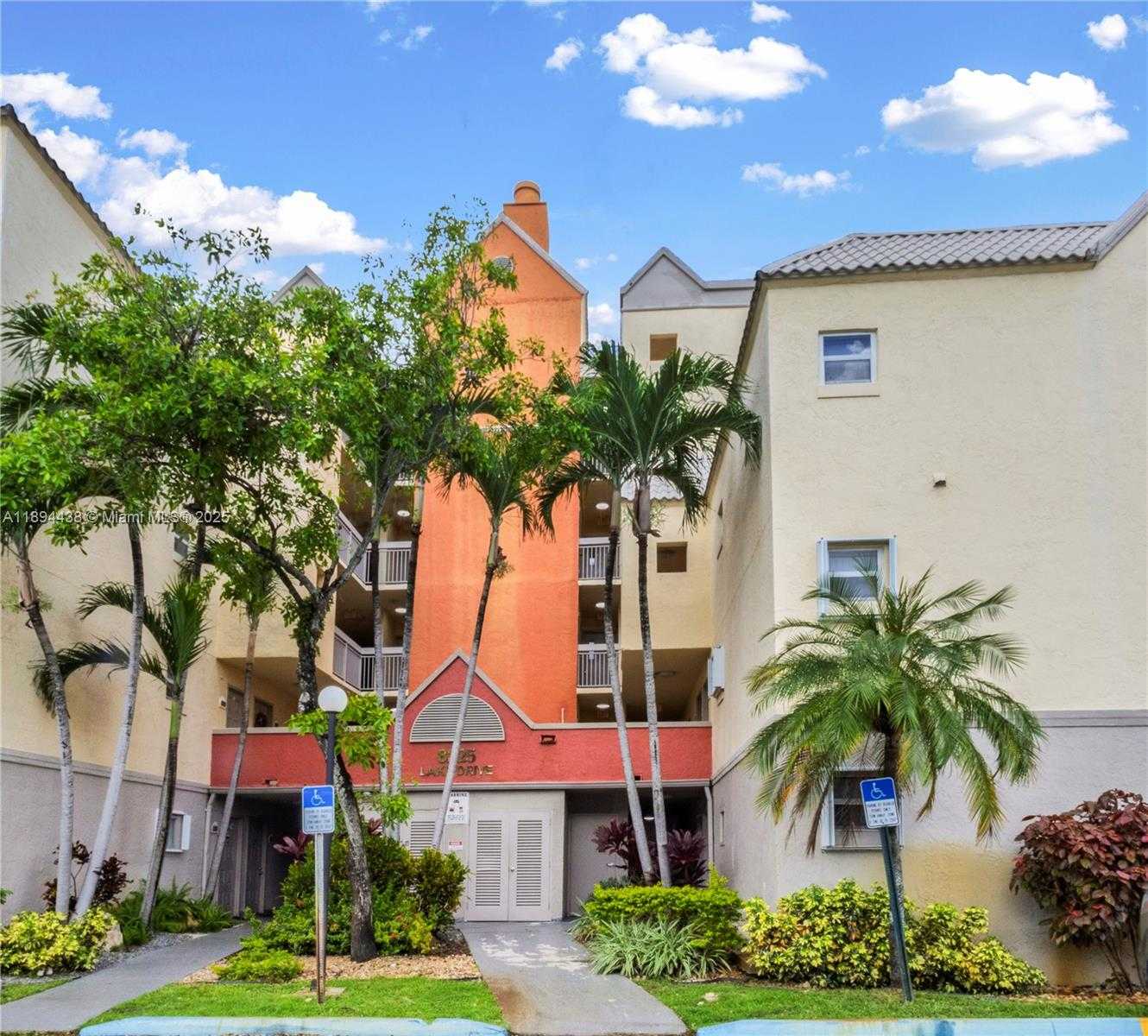 Small Image of 8225 LAKE DR #304, Doral Number 19