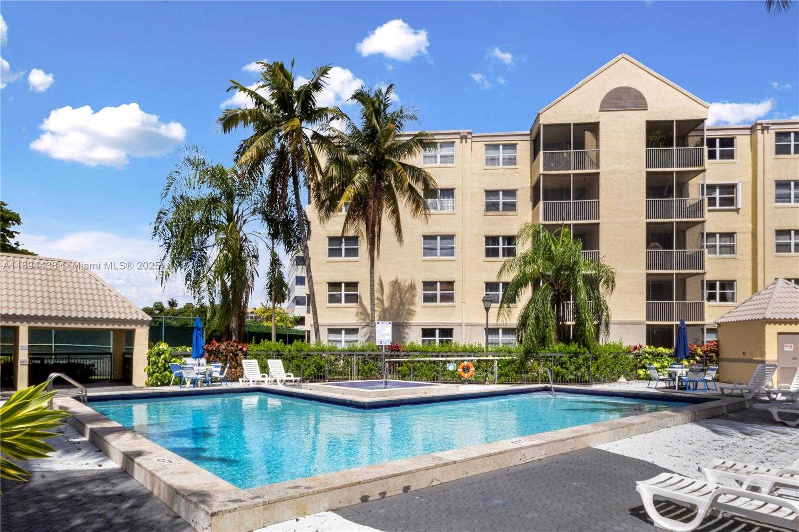 Small Image of 8225 LAKE DR #304, Doral Number 20