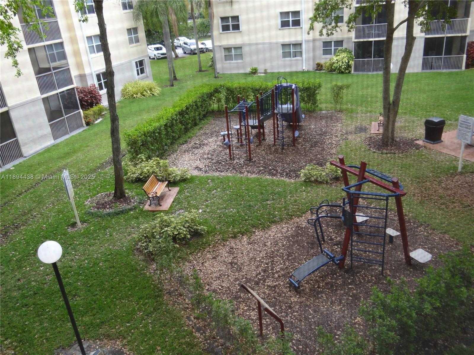 Small Image of 8225 LAKE DR #304, Doral Number 21