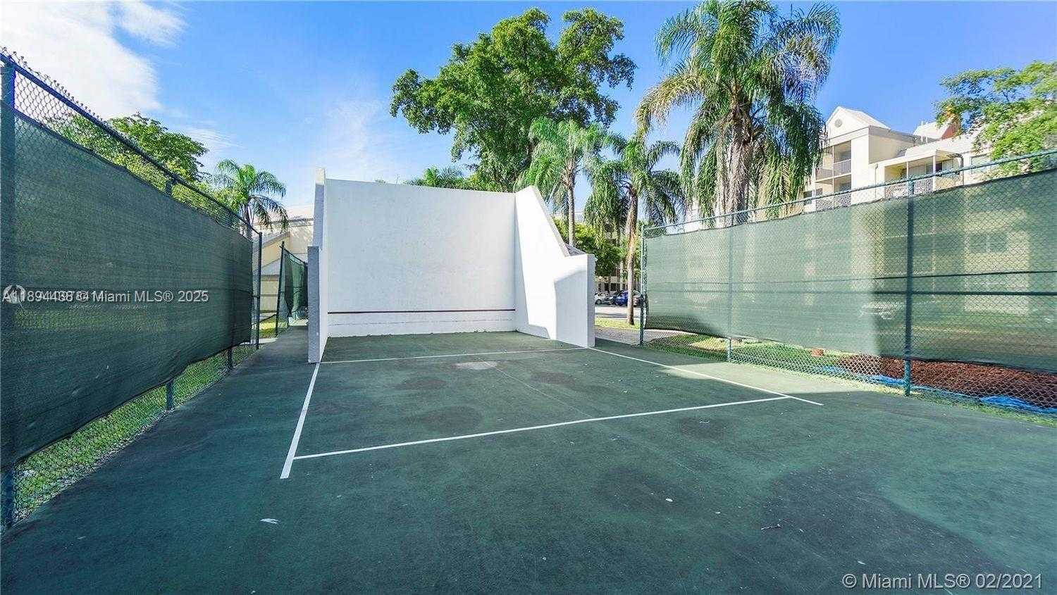 Small Image of 8225 LAKE DR #304, Doral Number 24