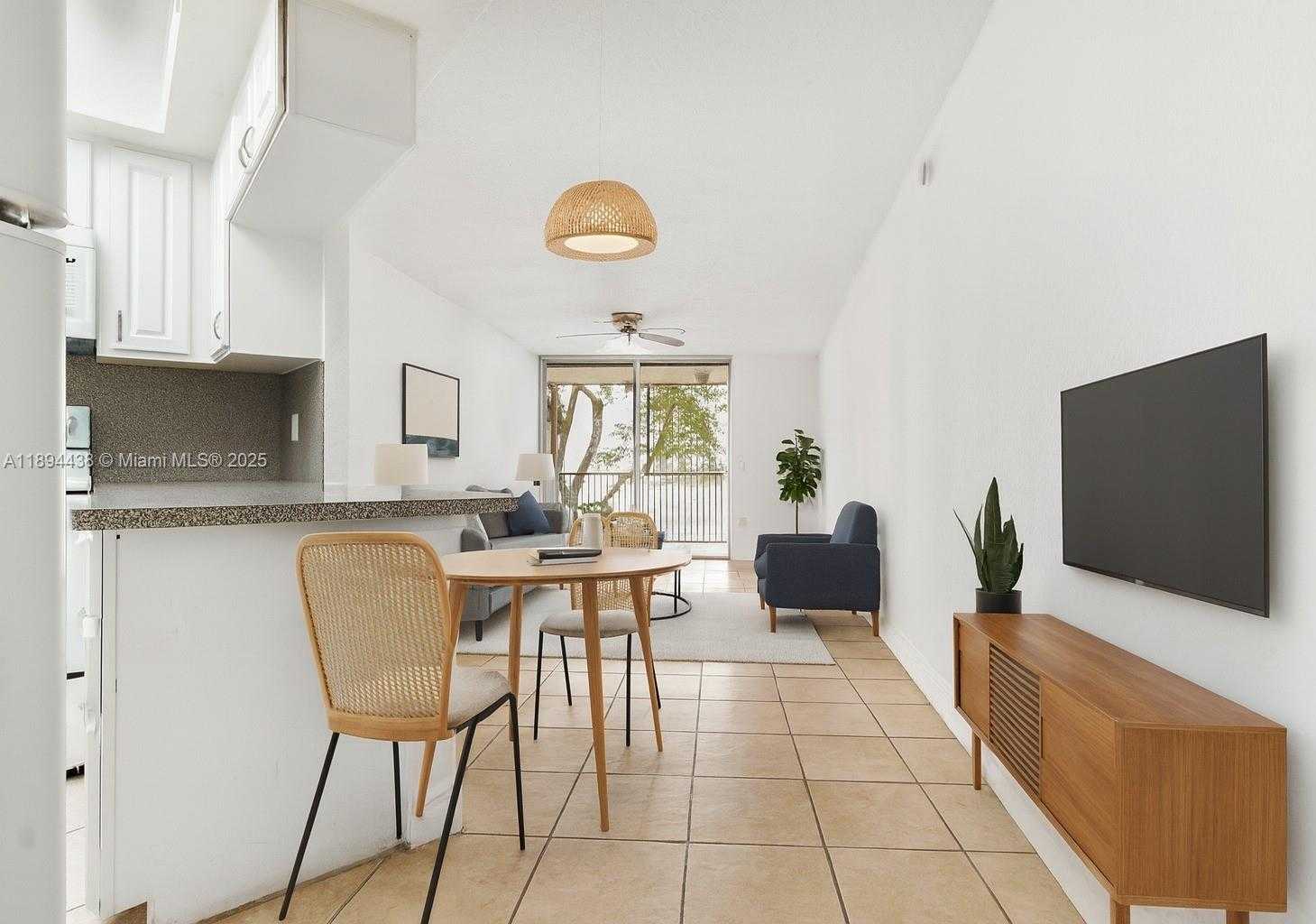 Small Image of 8225 LAKE DR #304, Doral Number 3