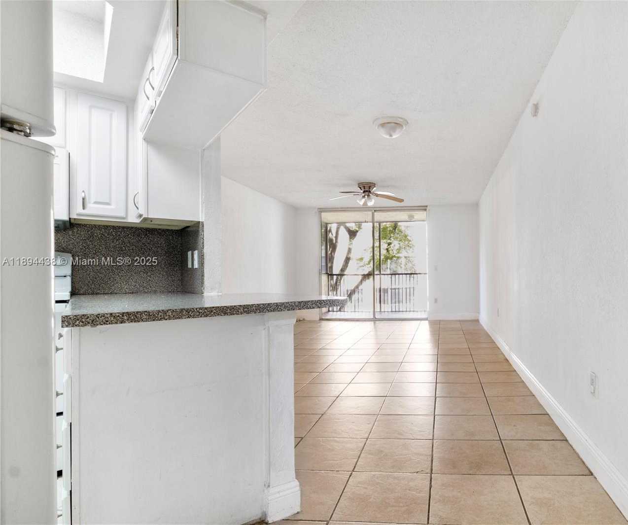 Small Image of 8225 LAKE DR #304, Doral Number 4