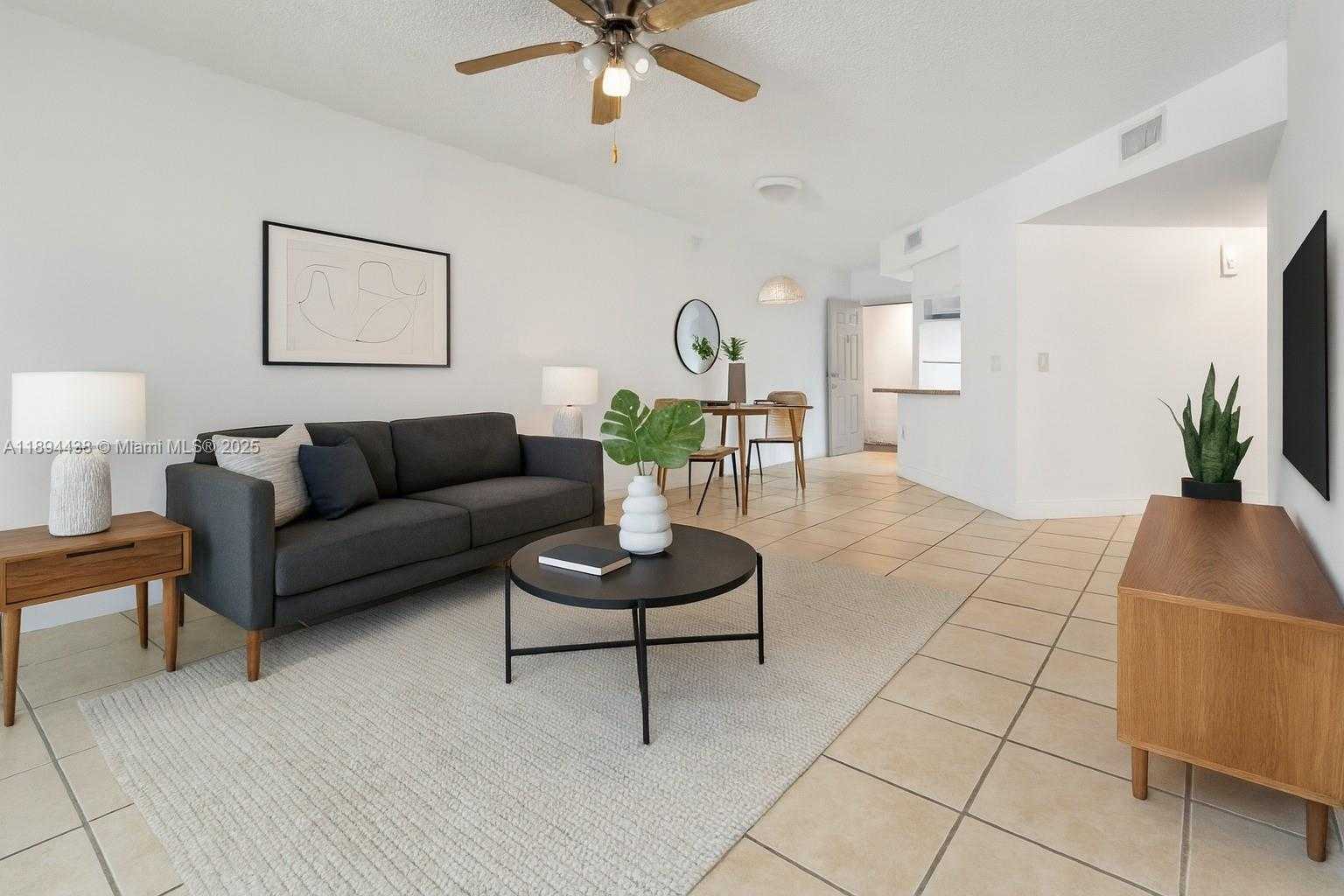 Small Image of 8225 LAKE DR #304, Doral Number 5
