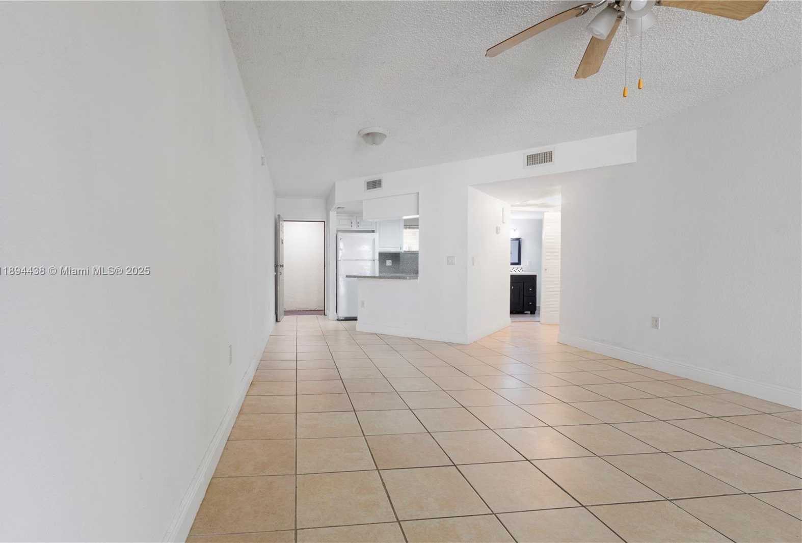 Small Image of 8225 LAKE DR #304, Doral Number 6