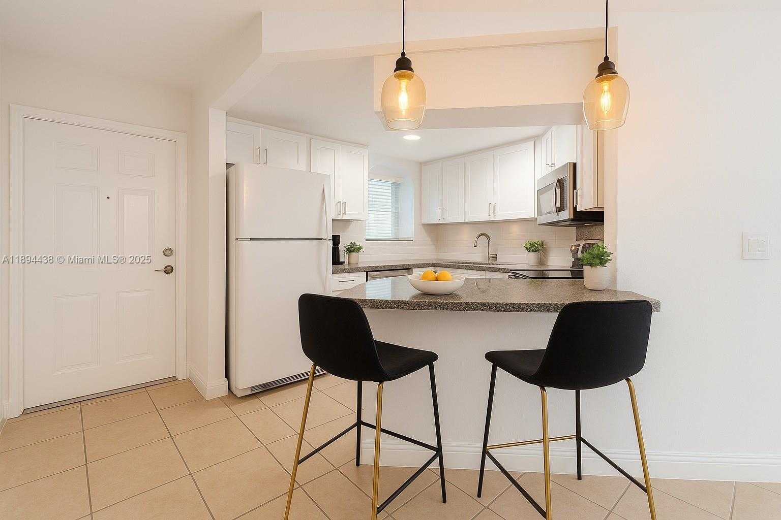 Small Image of 8225 LAKE DR #304, Doral Number 7