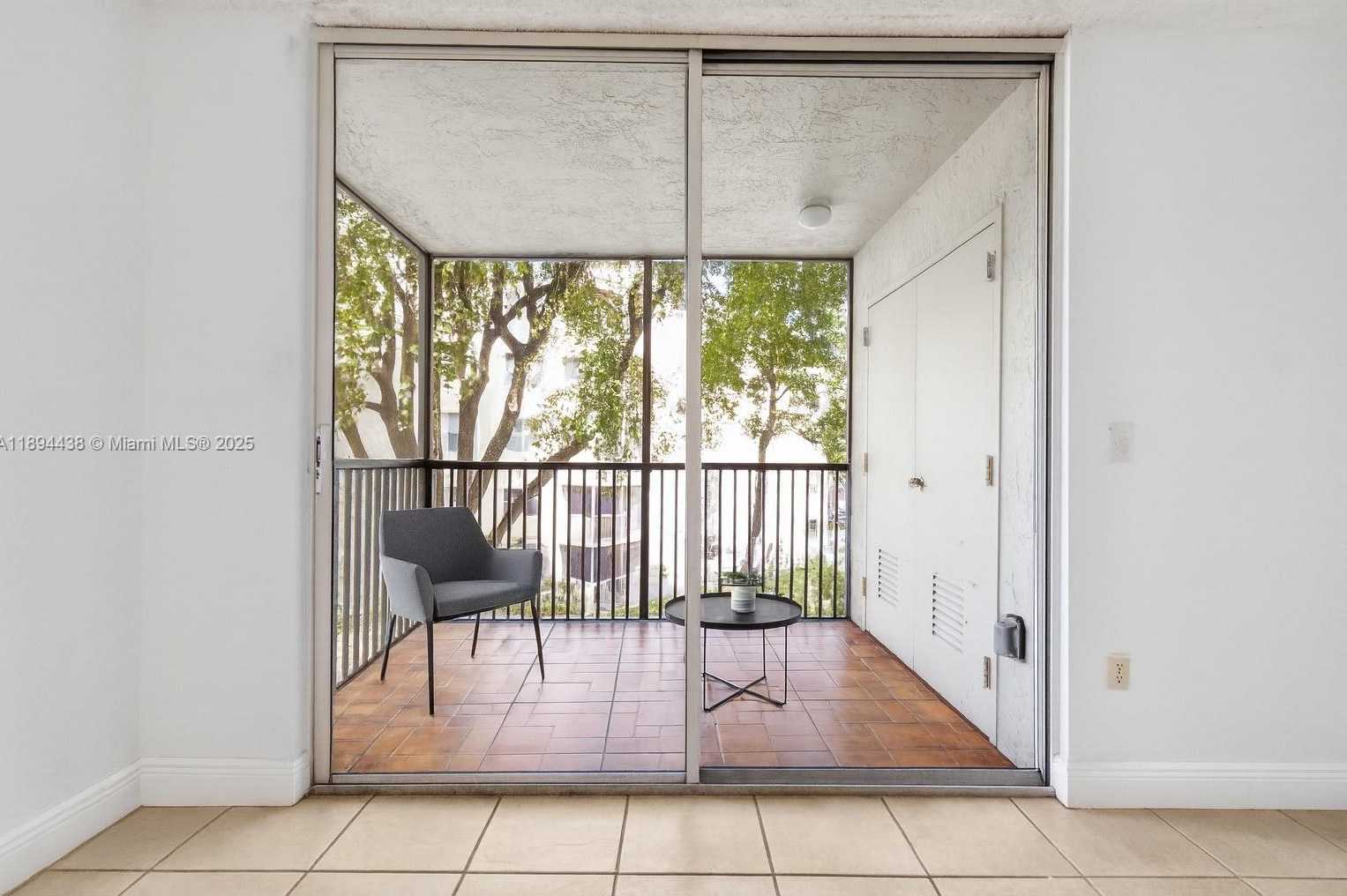 Small Image of 8225 LAKE DR #304, Doral Number 9