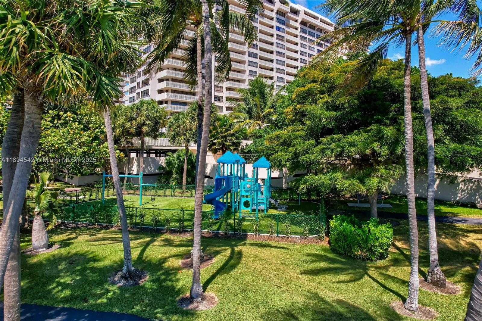 Small Image of 2 GROVE ISLE DR #B1210, Miami Number 44