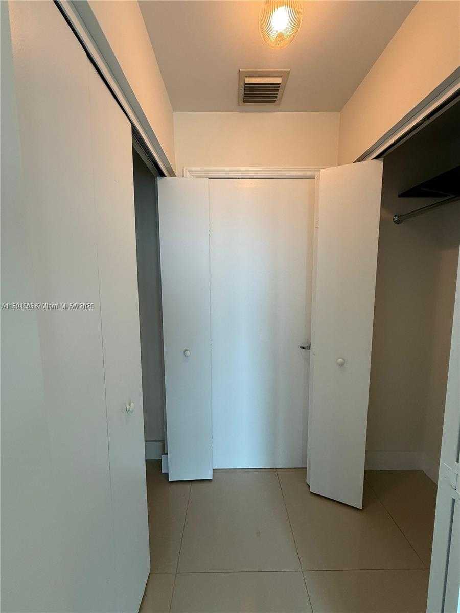 Small Image of 60 SOUTH WEST 13TH ST #3809, Miami Number 4