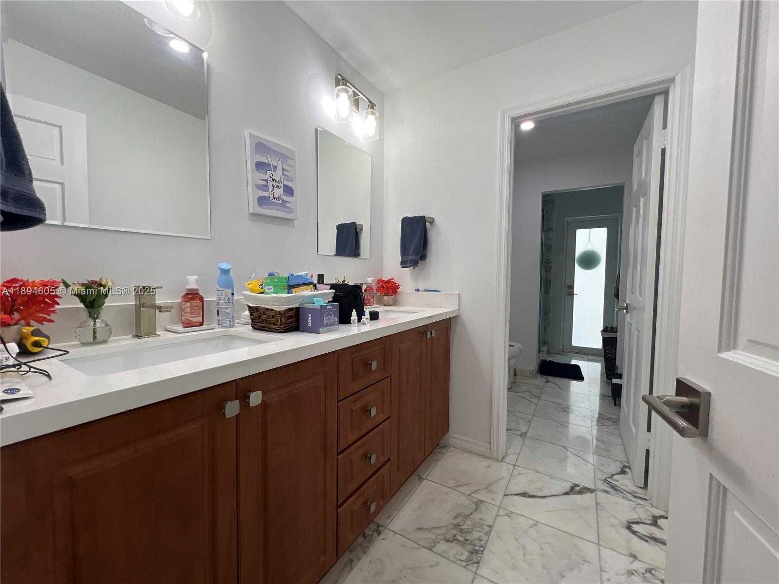 Small Image of 4934 NORTH WEST 94TH DORAL PL, Doral Number 18