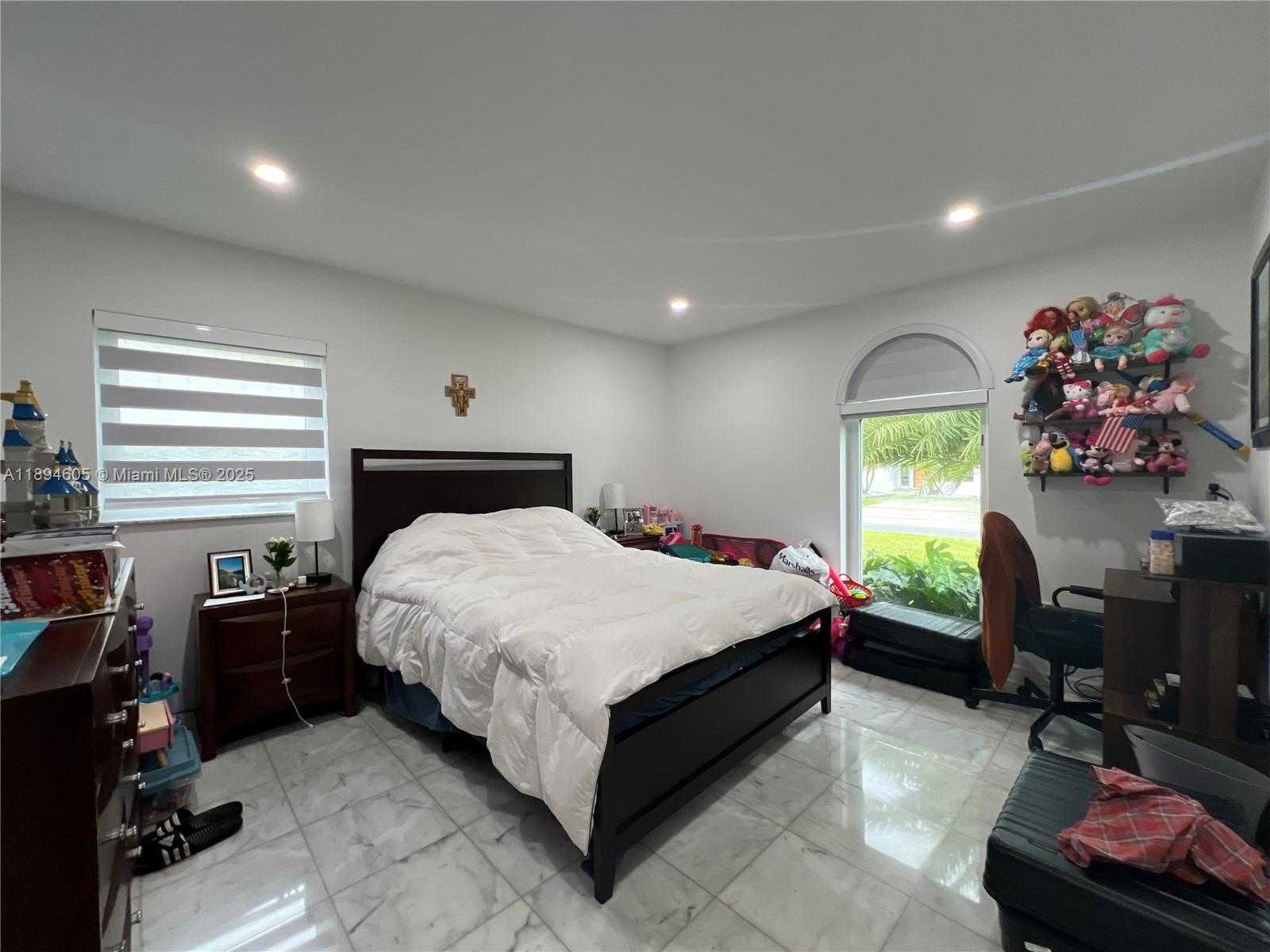 Small Image of 4934 NORTH WEST 94TH DORAL PL, Doral Number 21