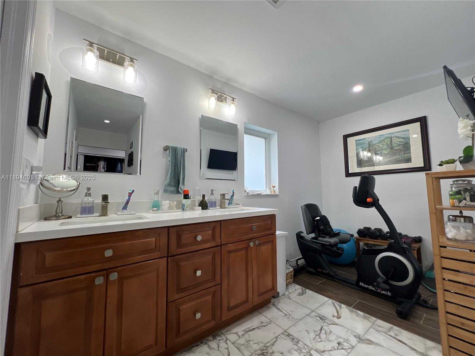 Small Image of 4934 NORTH WEST 94TH DORAL PL, Doral Number 23