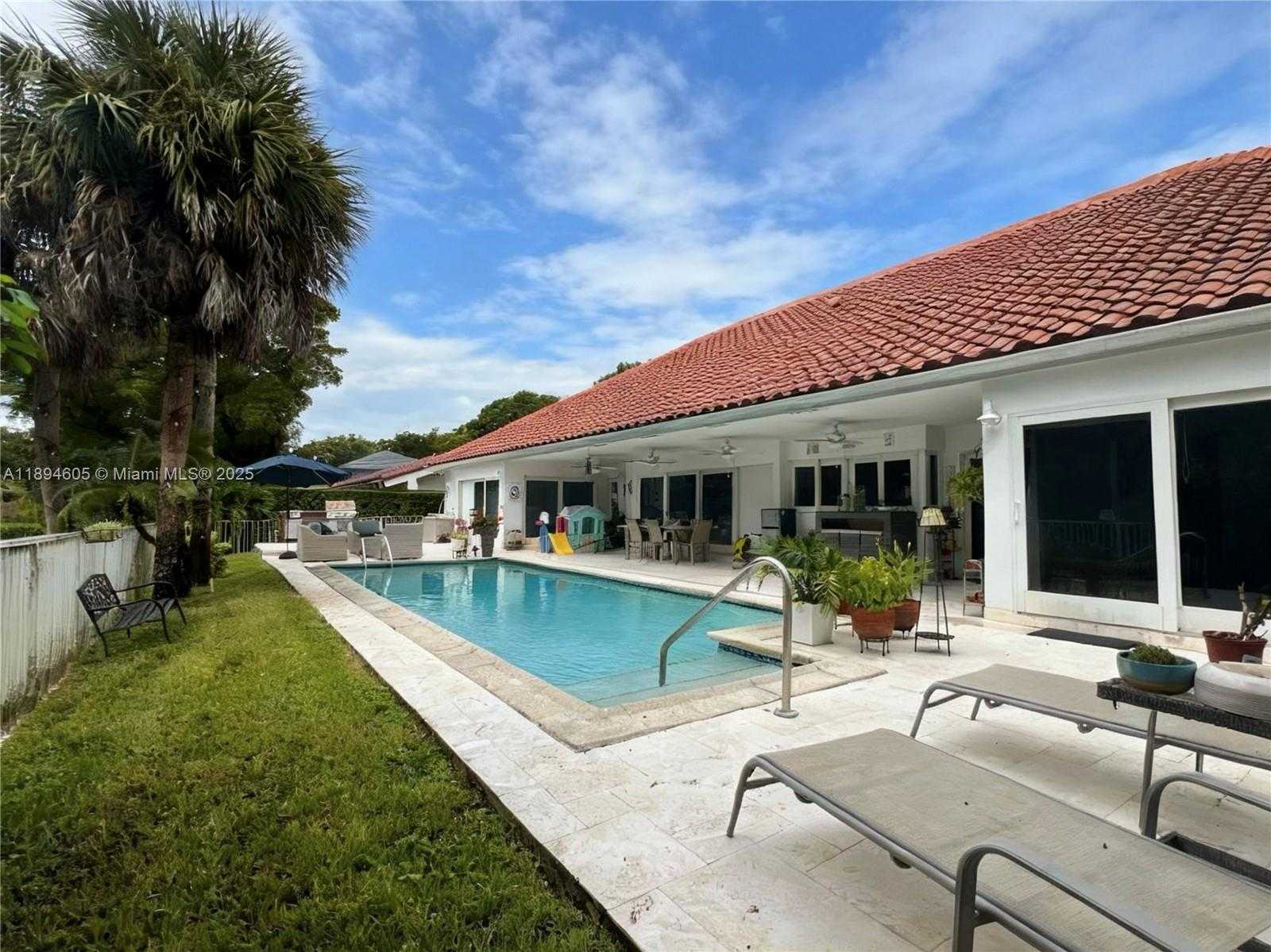 Small Image of 4934 NORTH WEST 94TH DORAL PL, Doral Number 3