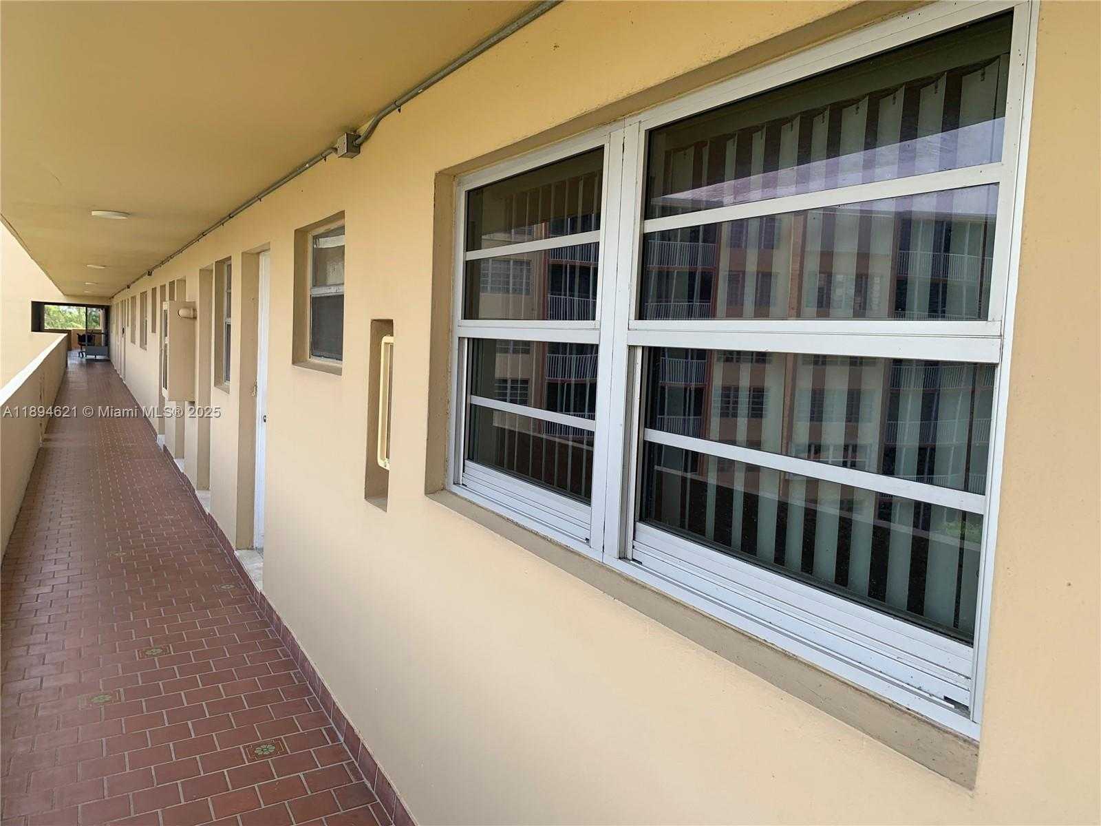 Small Image of 1750 NE 191st St, Miami, FL 33179, USA Number 14