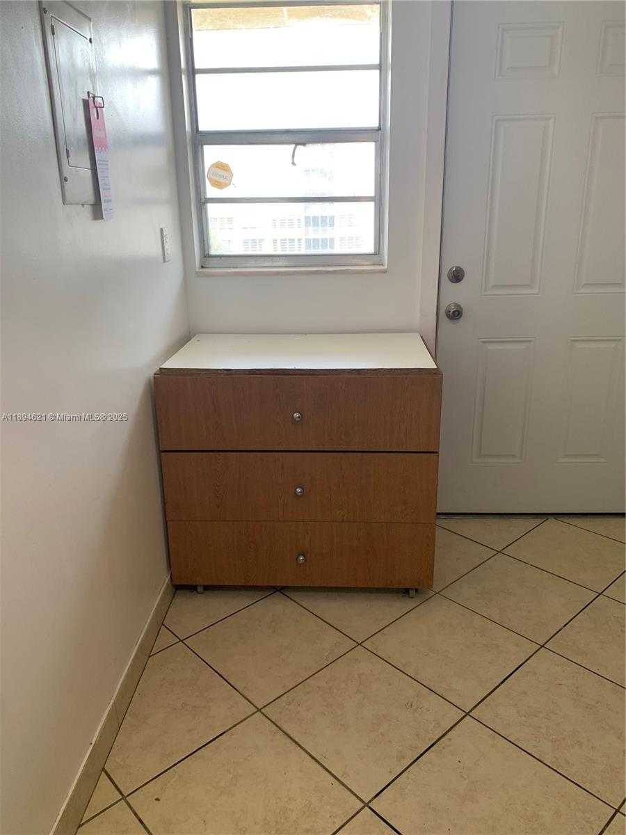 Small Image of 1750 NE 191st St, Miami, FL 33179, USA Number 7