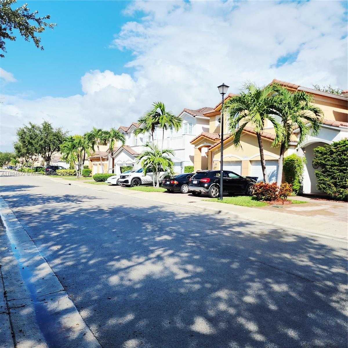 Small Image of 10955 NORTH WEST 87TH LN #10955, Doral Number 3