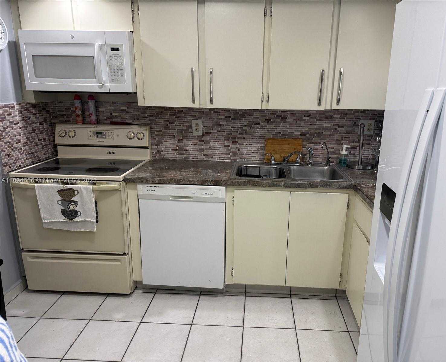 Small Image of 8879 FONTAINEBLEAU BLVD #202, Miami Number 5