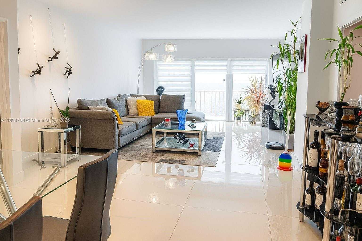 Small Image of 500 BAYVIEW DR #630, Sunny Isles Beach Number 2