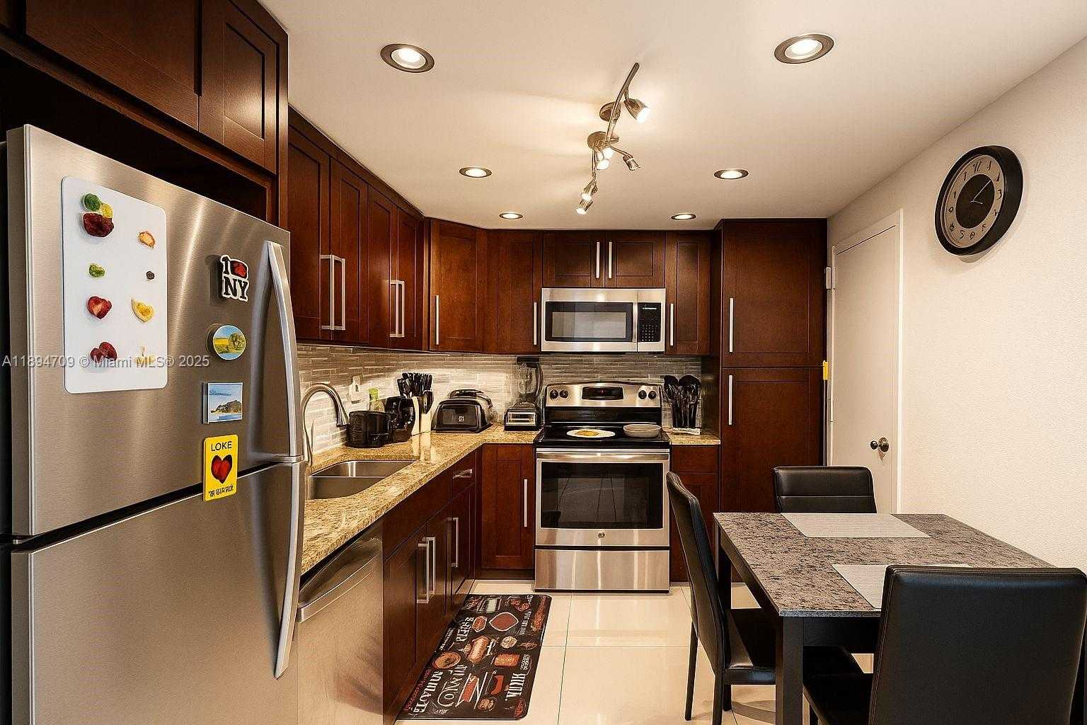 Small Image of 500 BAYVIEW DR #630, Sunny Isles Beach Number 4