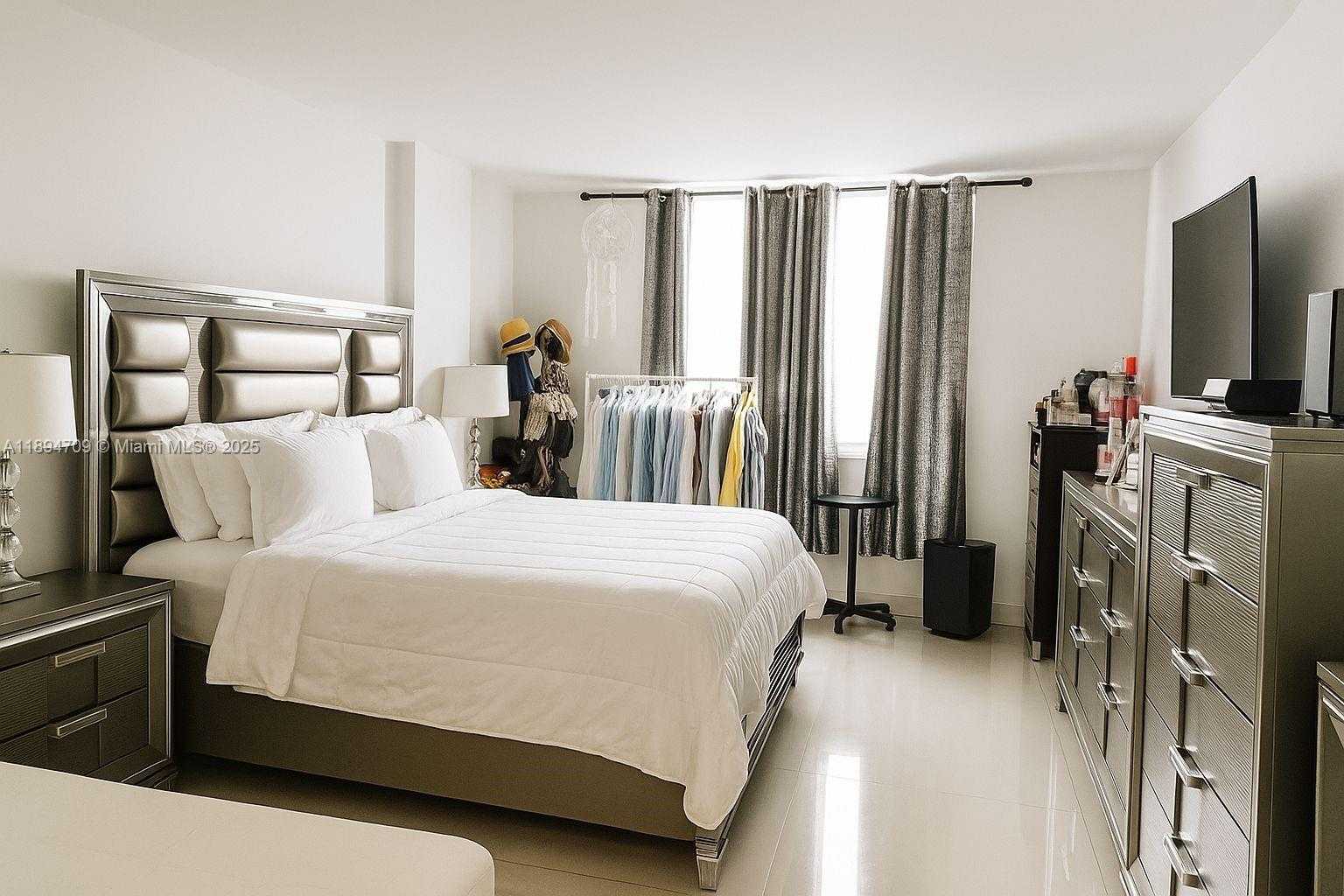 Small Image of 500 BAYVIEW DR #630, Sunny Isles Beach Number 5