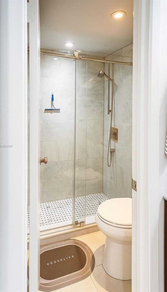 Small Image of 500 BAYVIEW DR #630, Sunny Isles Beach Number 7