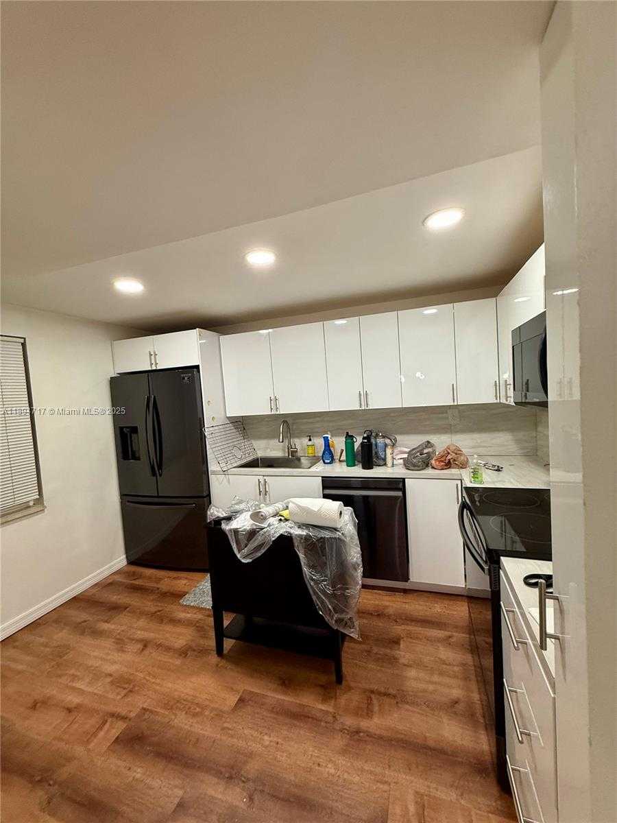 Small Image of 8101 BYRON AVE #305, Miami Beach Number 10