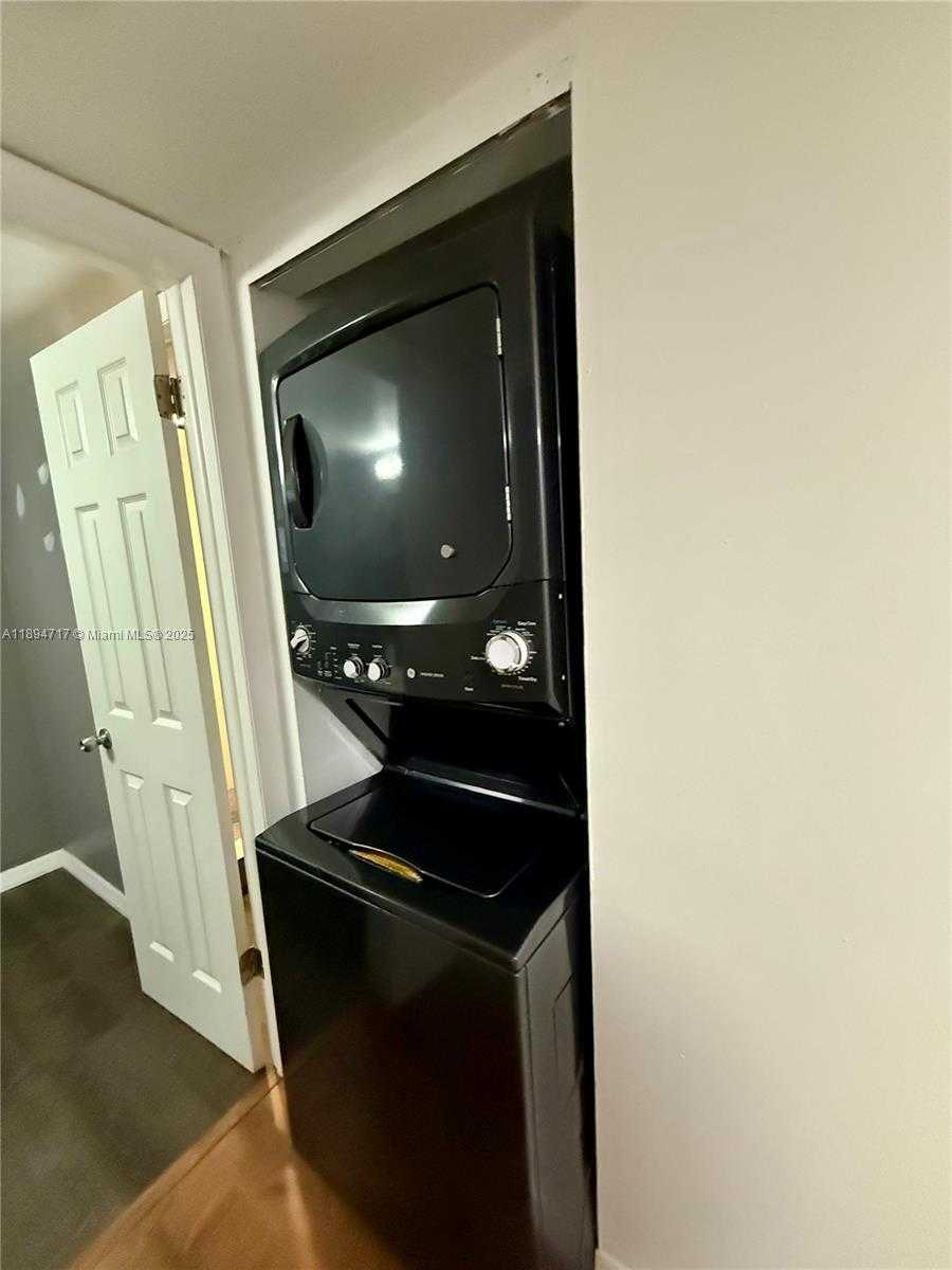Small Image of 8101 BYRON AVE #305, Miami Beach Number 2