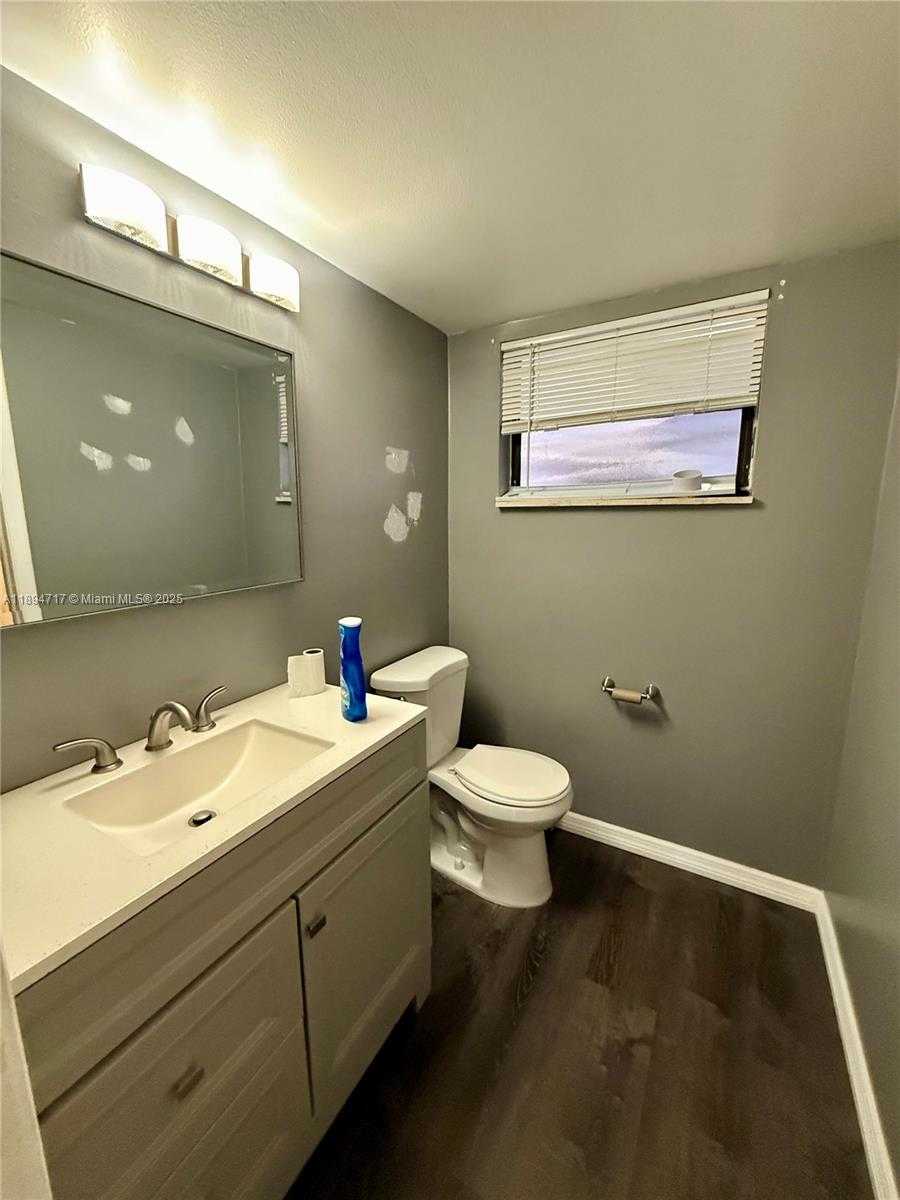 Small Image of 8101 BYRON AVE #305, Miami Beach Number 3