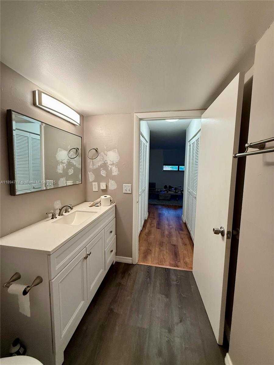 Small Image of 8101 BYRON AVE #305, Miami Beach Number 8