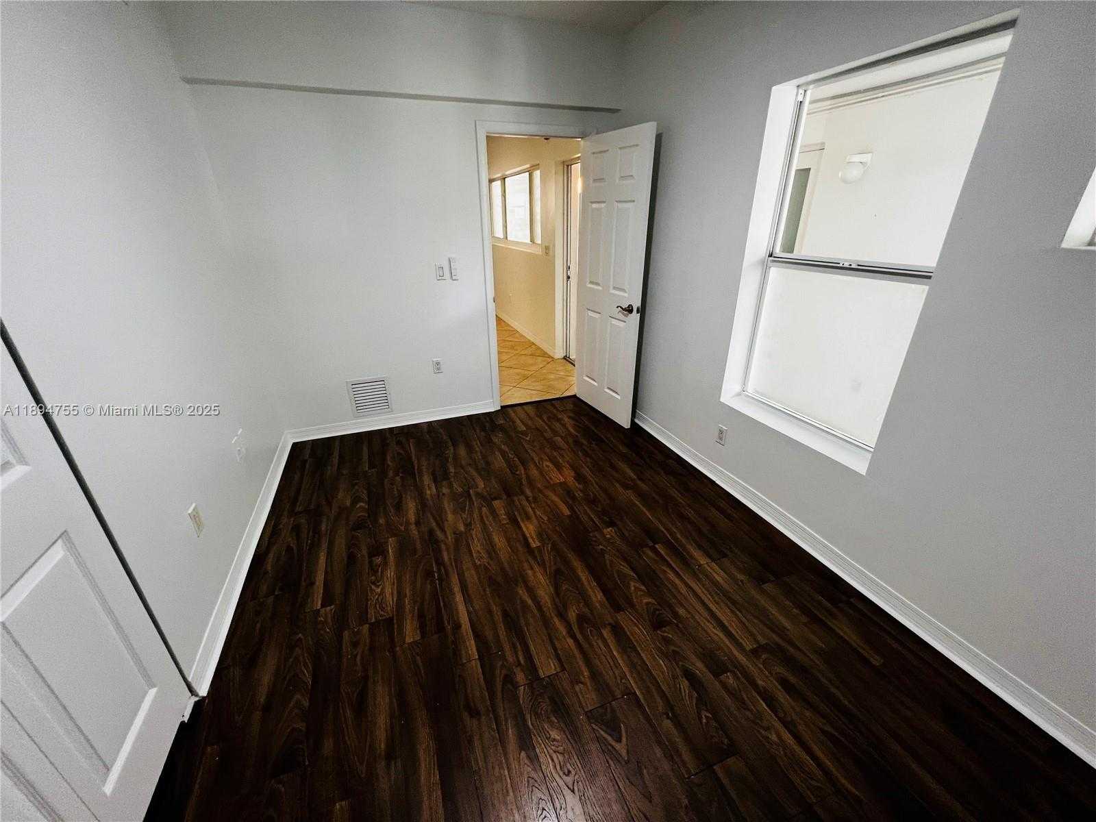 Small Image of 946 BAY DR #2, Miami Beach Number 15