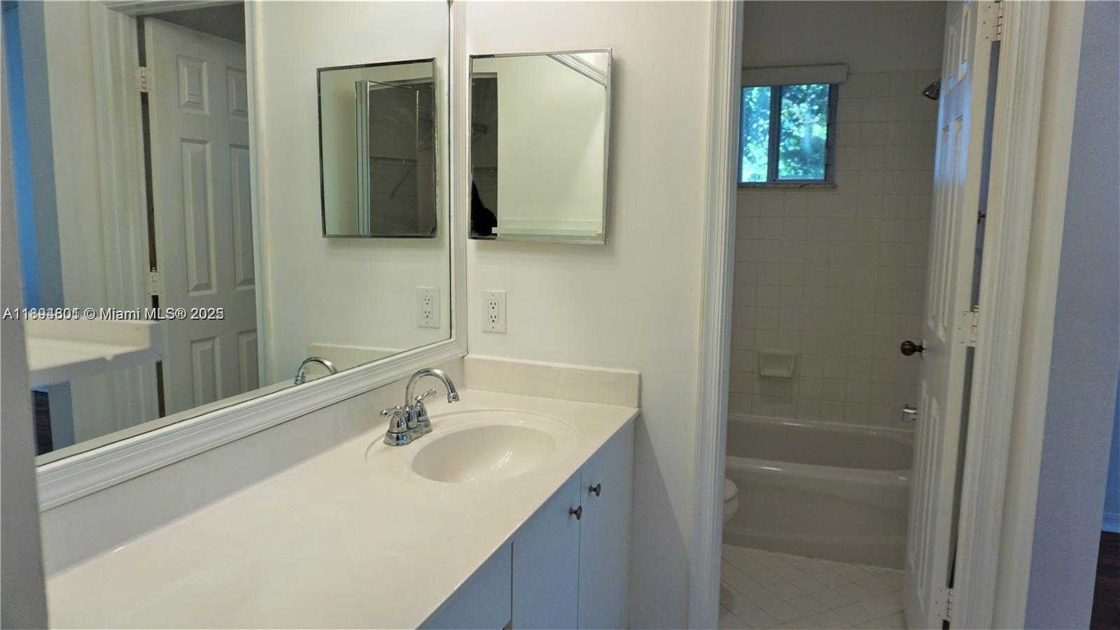 Small Image of 1121 ALEXANDER BND, Weston Number 14