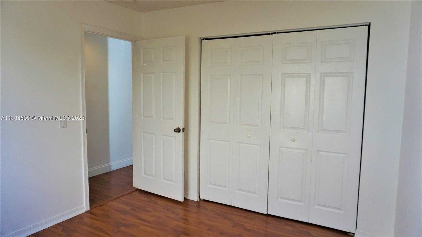 Small Image of 1121 ALEXANDER BND, Weston Number 17