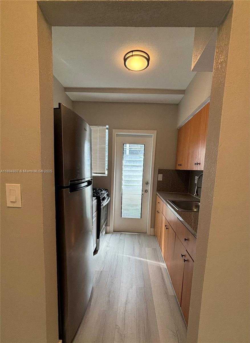 Small Image of 934 MERIDIAN AVE #2, Miami Beach Number 2