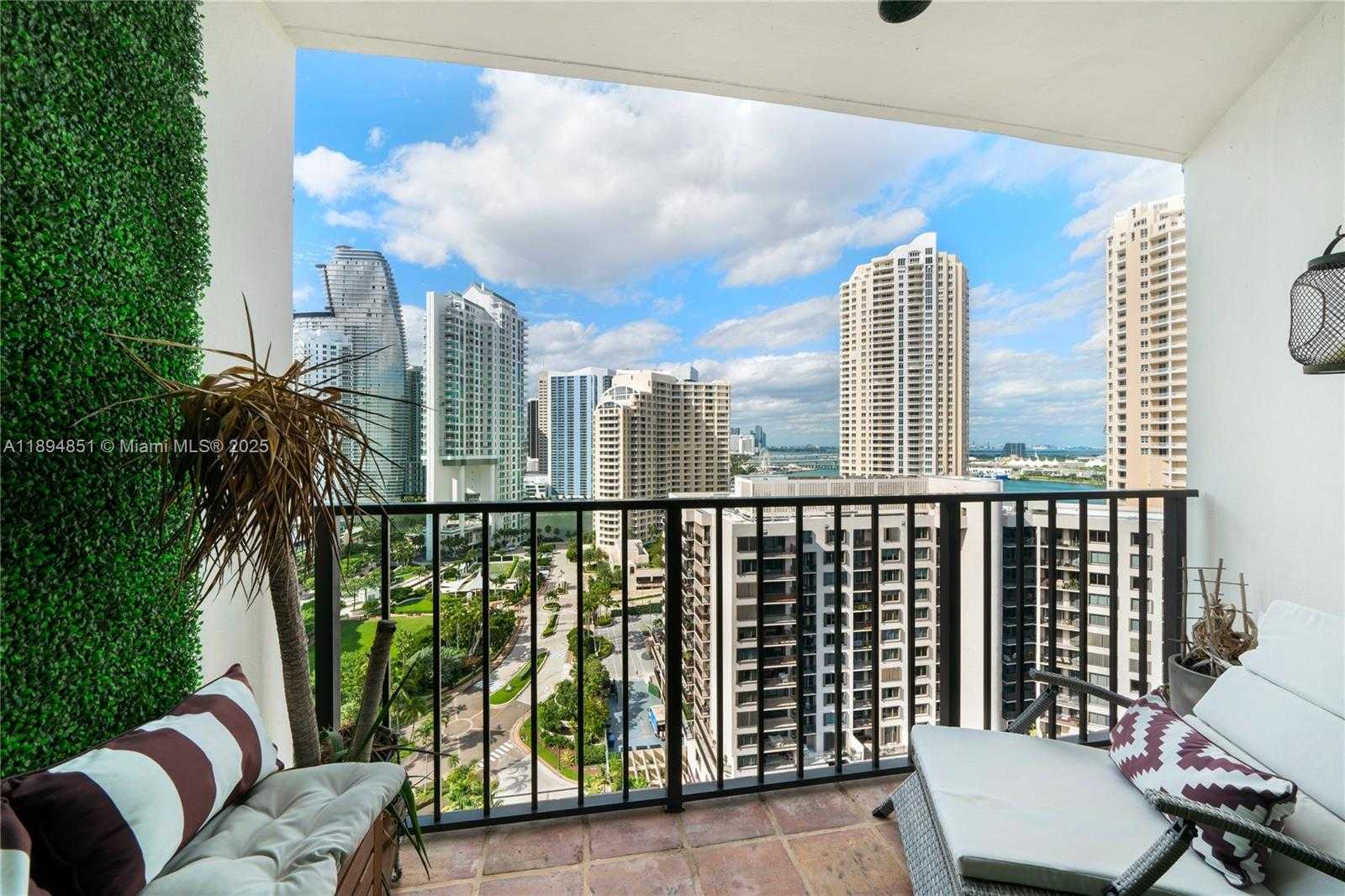 Small Image of 520 BRICKELL KEY DR #APH00, Miami Number 18
