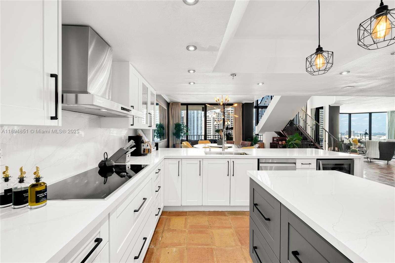 Small Image of 520 BRICKELL KEY DR #APH00, Miami Number 3