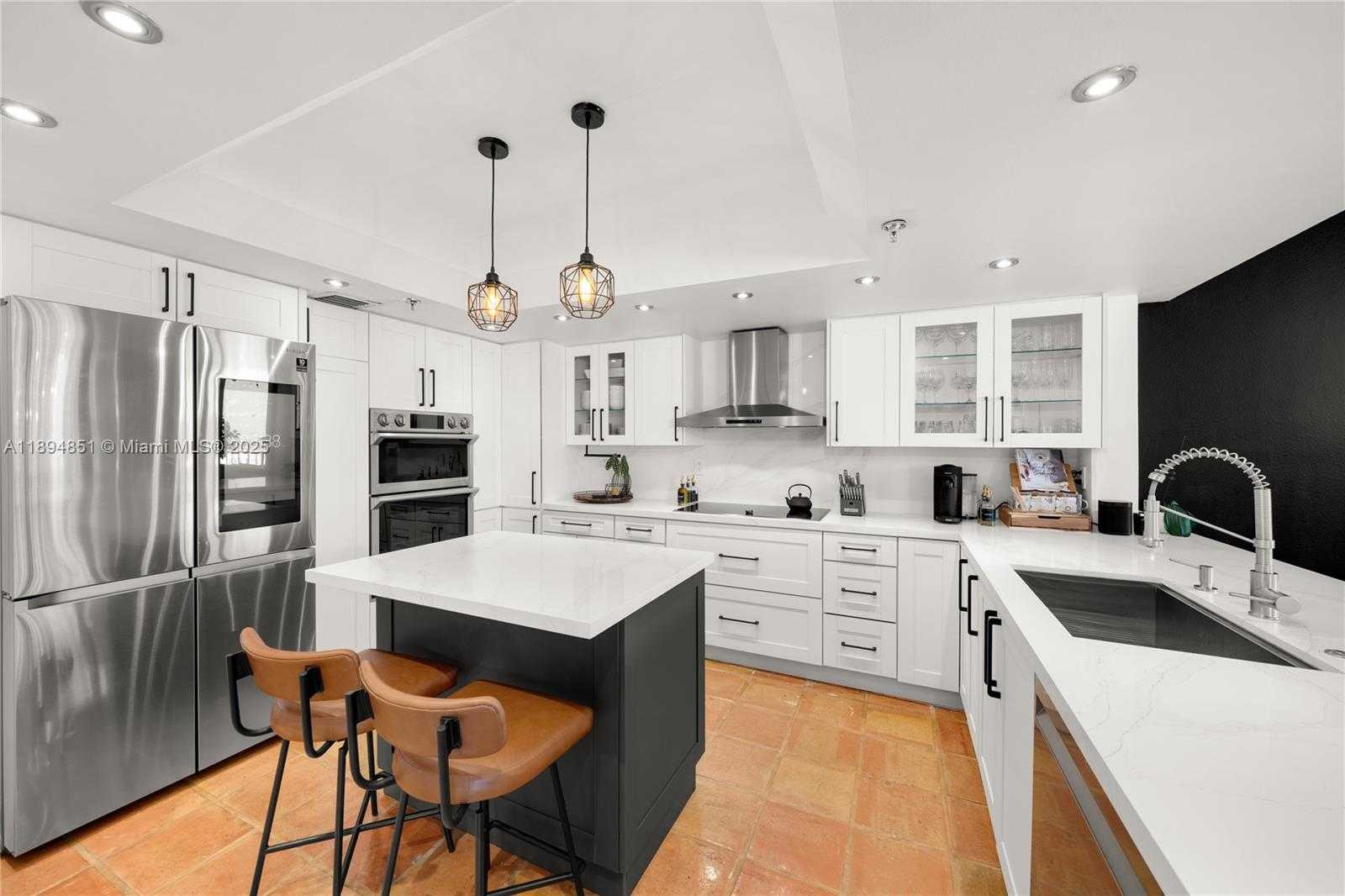 Small Image of 520 BRICKELL KEY DR #APH00, Miami Number 4