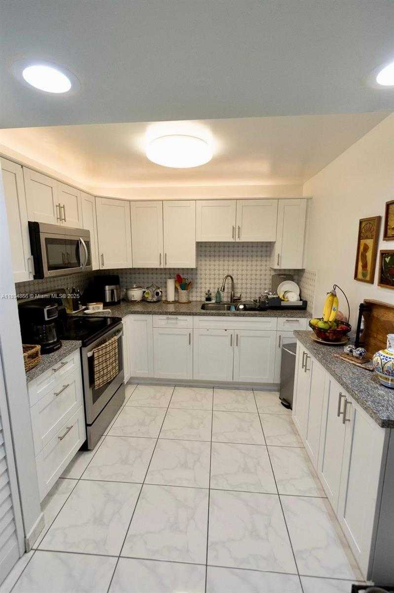Small Image of 8101 BYRON AVE #508, Miami Beach Number 13