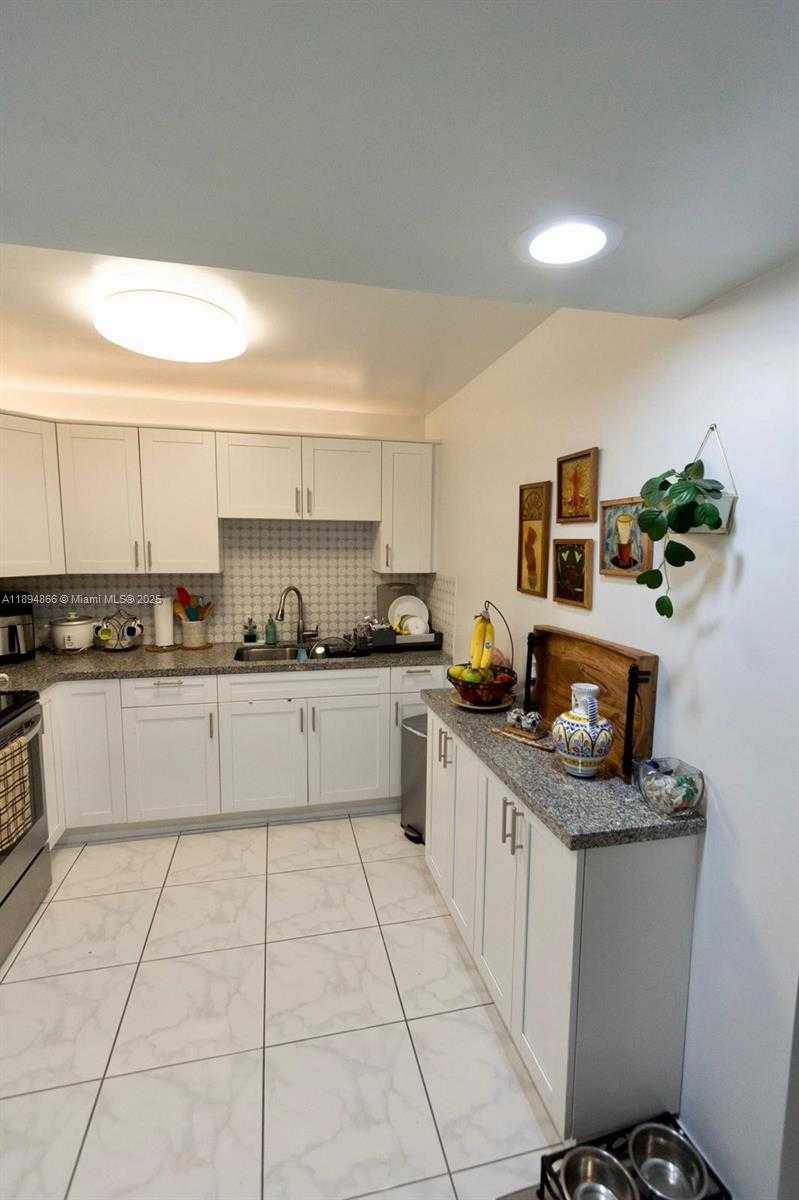 Small Image of 8101 BYRON AVE #508, Miami Beach Number 14