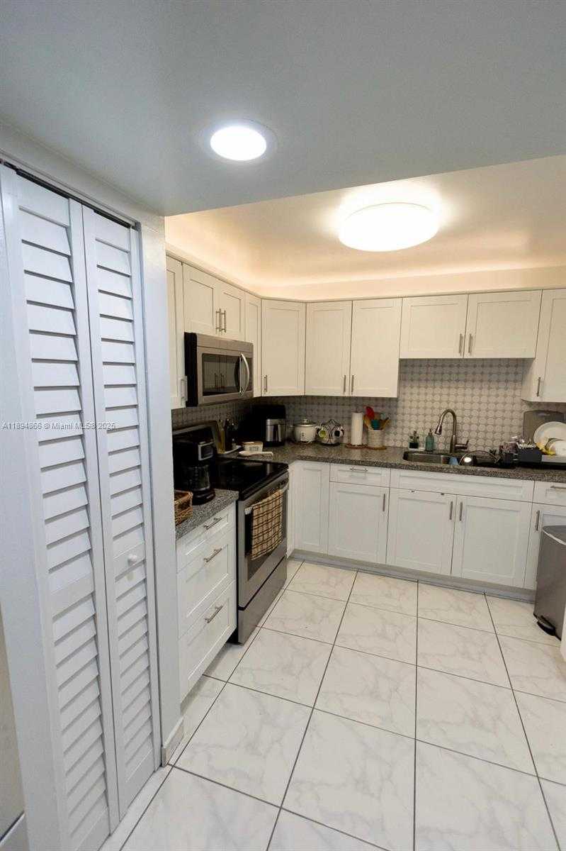Small Image of 8101 BYRON AVE #508, Miami Beach Number 15
