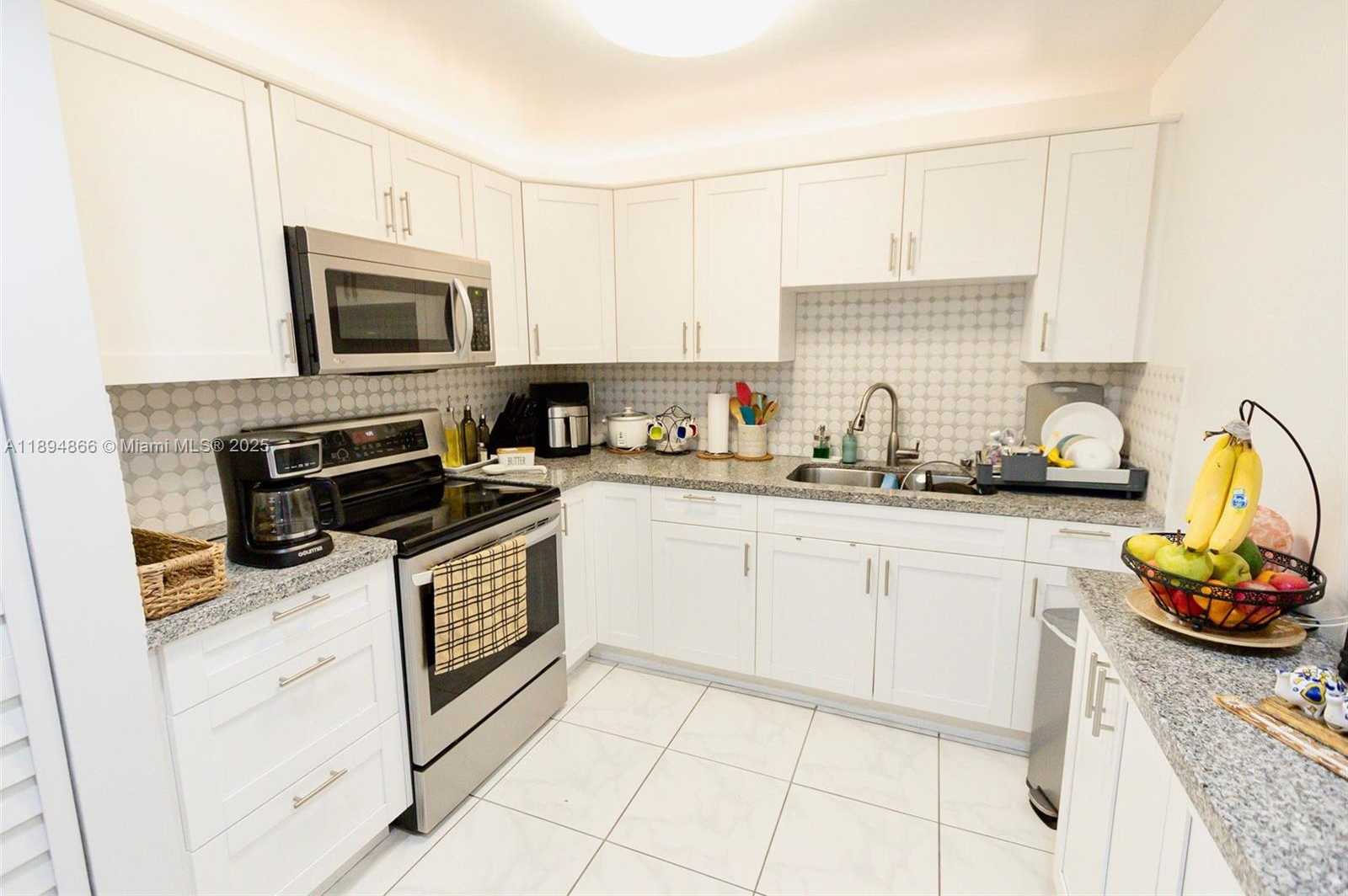 Small Image of 8101 BYRON AVE #508, Miami Beach Number 16