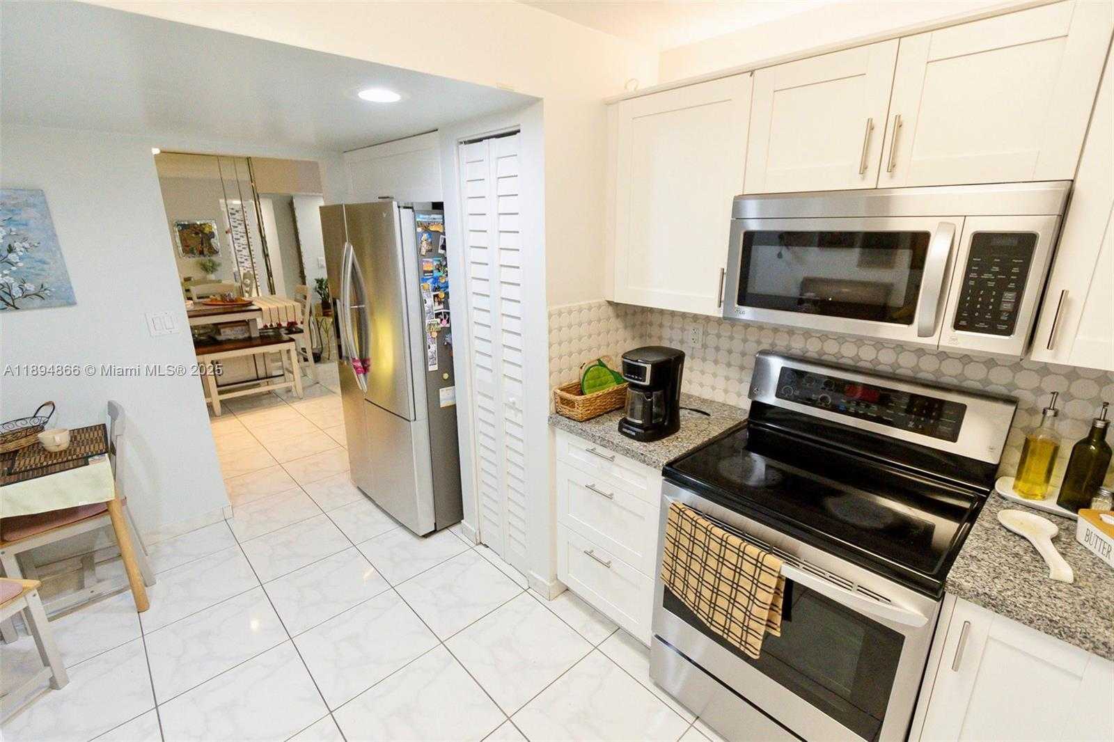 Small Image of 8101 BYRON AVE #508, Miami Beach Number 17
