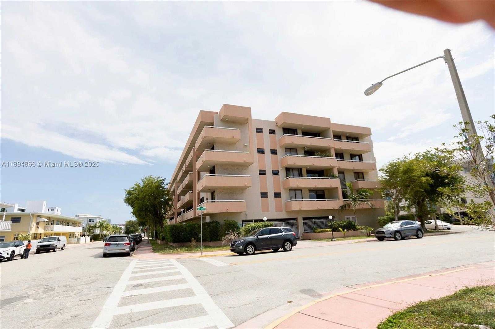 Small Image of 8101 BYRON AVE #508, Miami Beach Number 2
