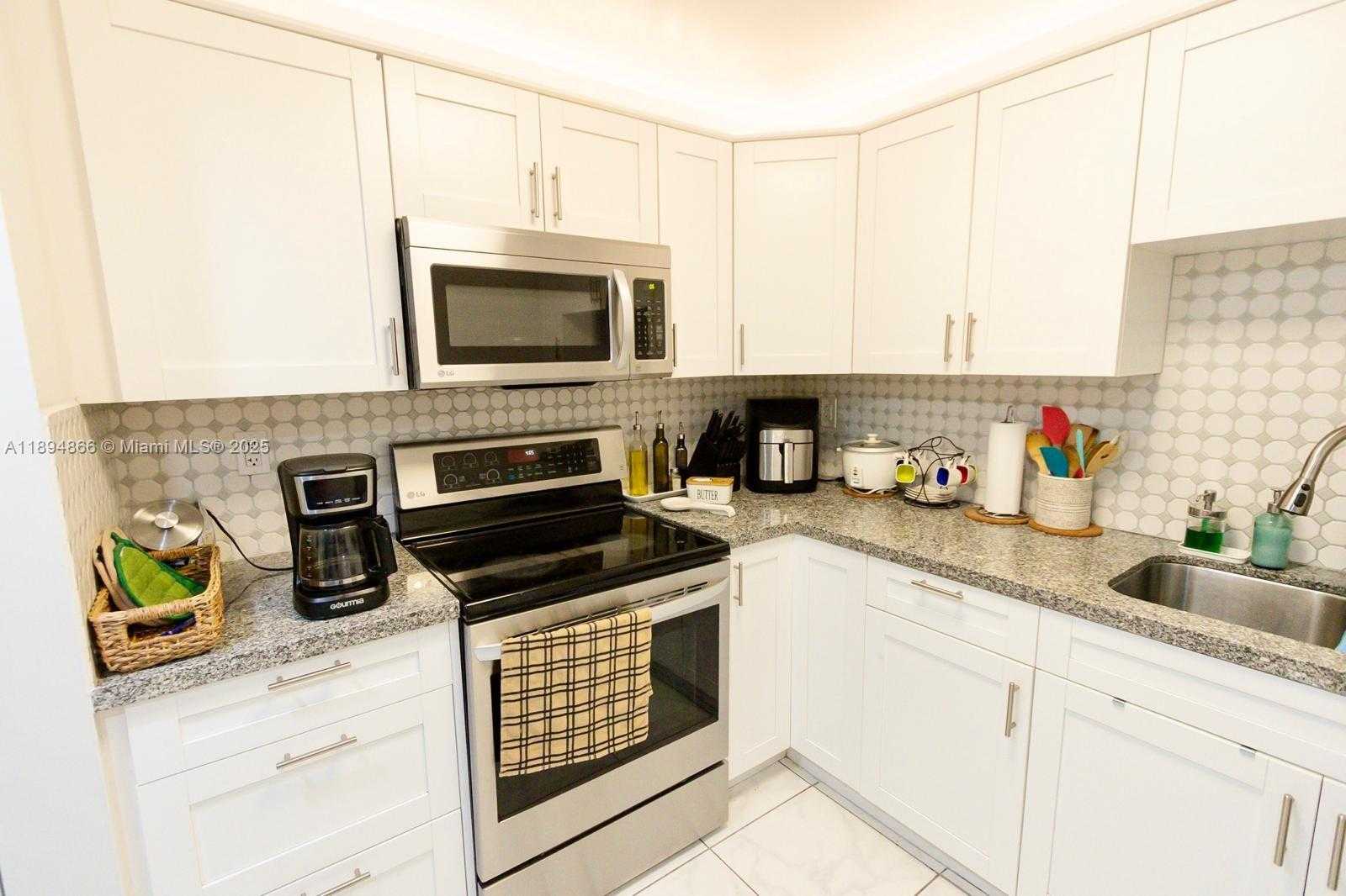 Small Image of 8101 BYRON AVE #508, Miami Beach Number 22