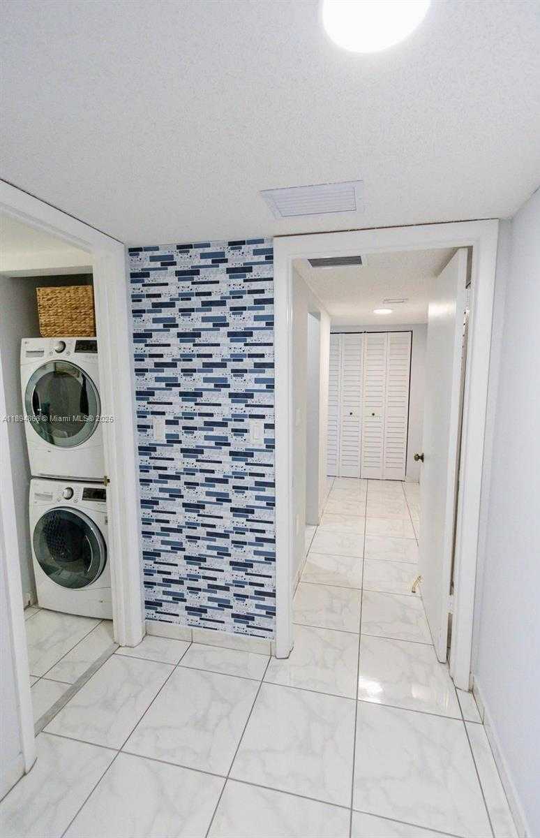 Small Image of 8101 BYRON AVE #508, Miami Beach Number 27
