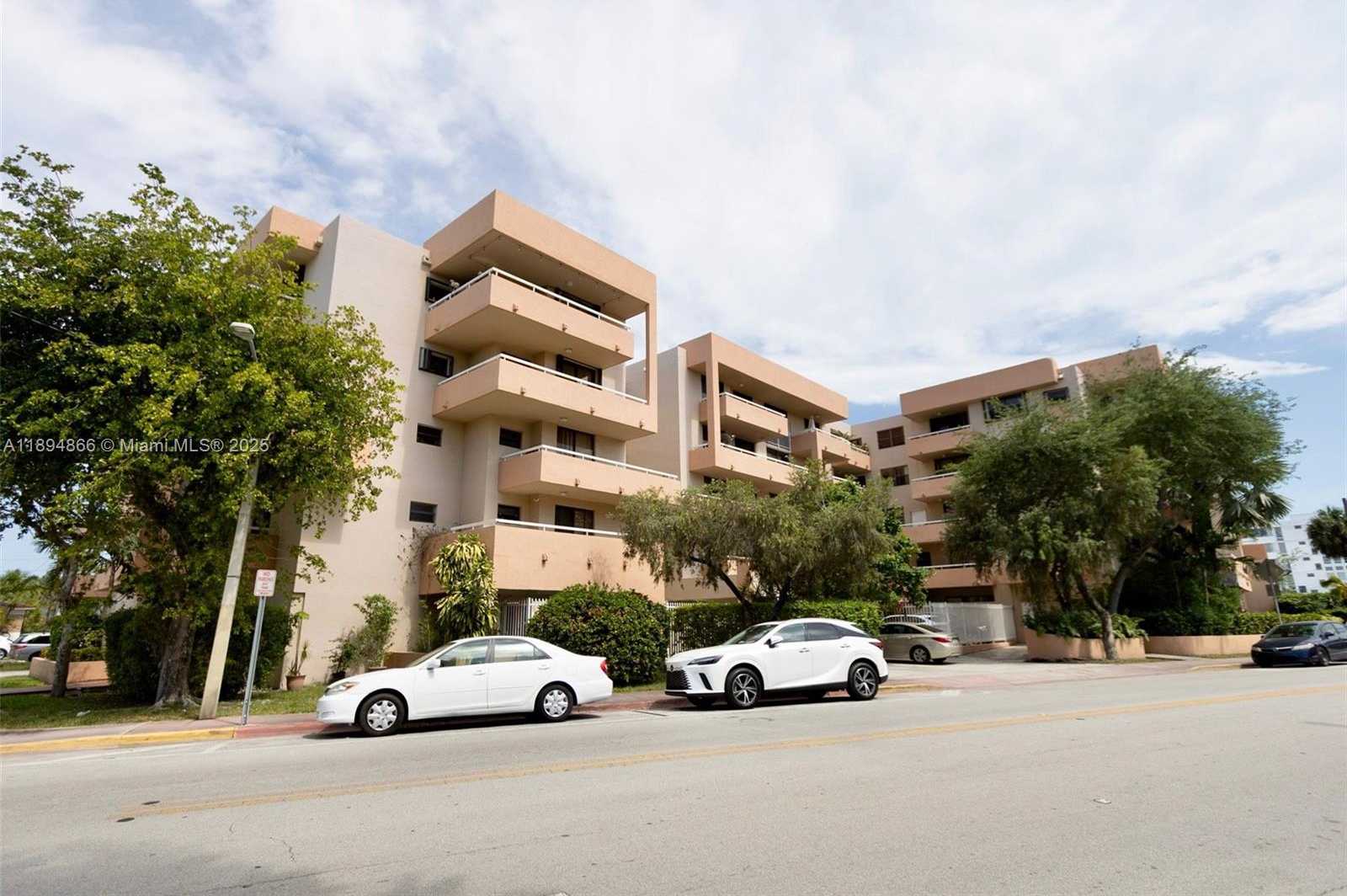 Small Image of 8101 BYRON AVE #508, Miami Beach Number 3