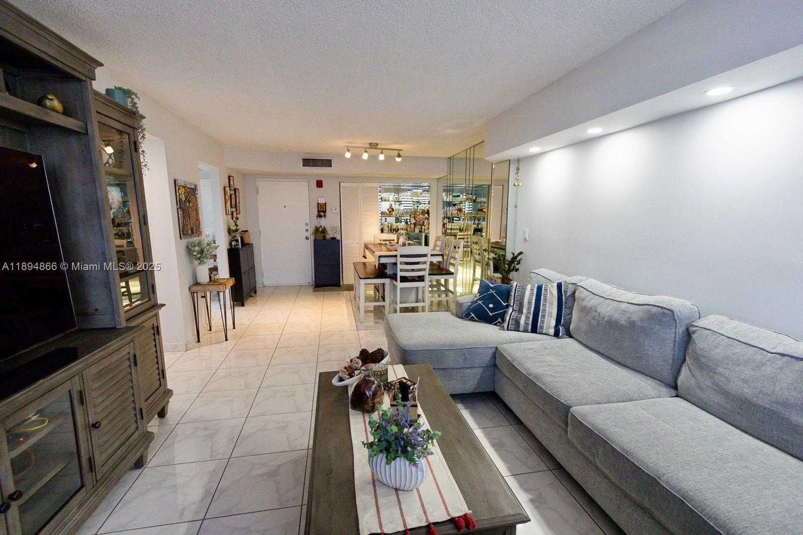 Small Image of 8101 BYRON AVE #508, Miami Beach Number 9