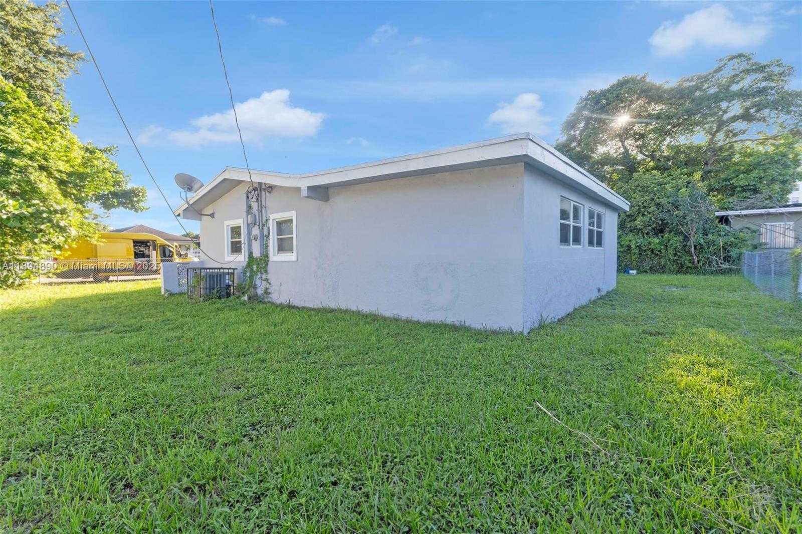 Small Image of 3051 NORTH WEST 77TH ST, Miami Number 34